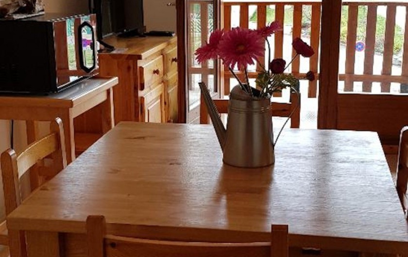 Location de vacances - Appartement à La Joue du Loup - Le coin repas et TV