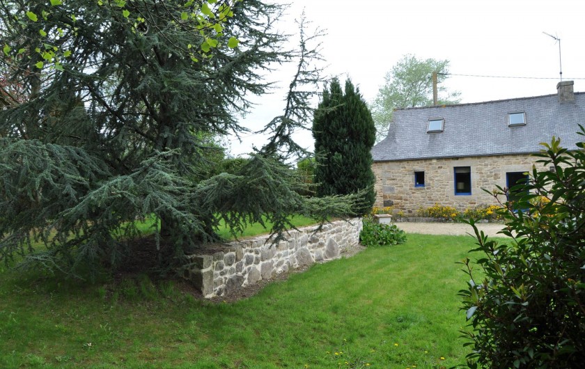 Location de vacances - Gîte à Lanvellec - Ty Coz - façade exposée plein sud, donnant sur jardin paysagé