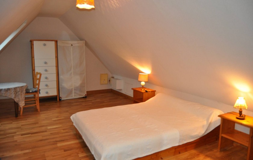 Location de vacances - Gîte à Lanvellec - Ty Coz - chambre lit 2 personnes + lit bébé parapluie
