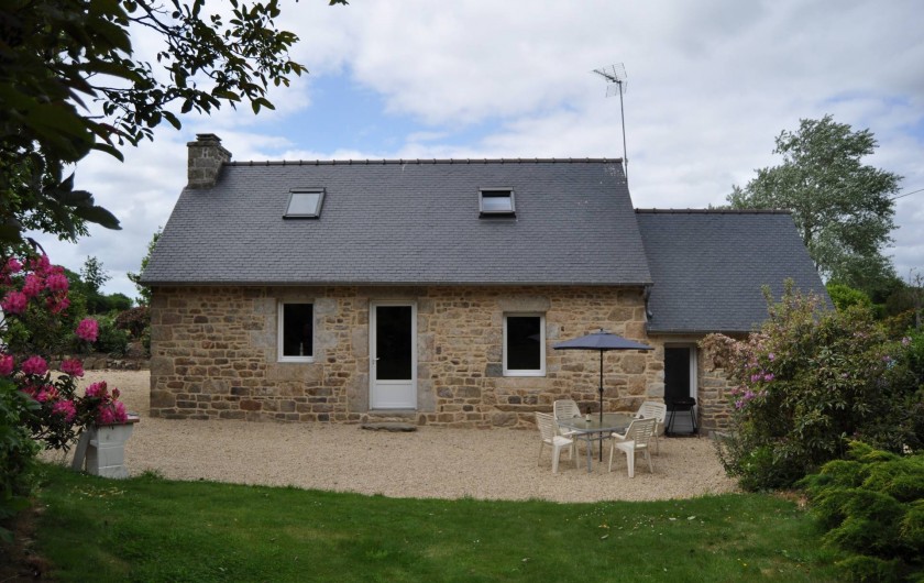 Location de vacances - Gîte à Lanvellec - Ty Nevez - façade vue du jardin aménagé
