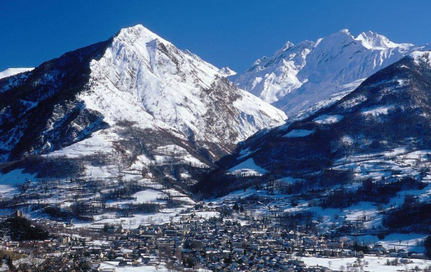 Location de vacances - Gîte à Esquièze-Sère - VILLAGE  DE LUZ ST SAUVEUR  EN HIVER .
