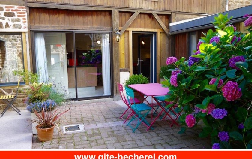 Location de vacances - Gîte à Bécherel - Petite cour privative partagée avec tables et chaises d'extérieur