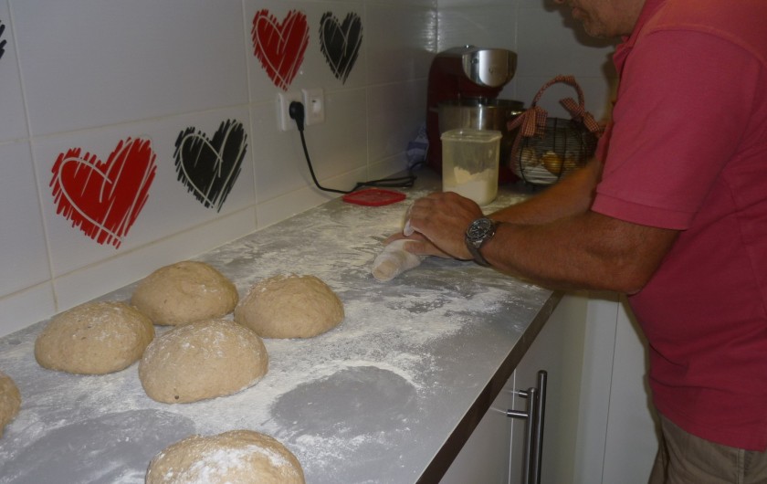 Location de vacances - Chambre d'hôtes à Gerbépal - Beat entrain de faire le Pain