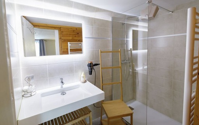 Location de vacances - Chambre d'hôtes à Gerbépal - Salle de Bain: Malle de Poste