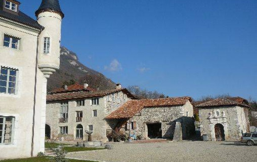 Location de vacances - Gîte à Saint-Vincent-de-Mercuze - Vue du gîte dans la cour du château