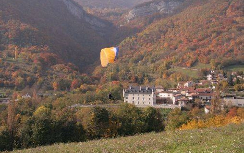 Location de vacances - Gîte à Saint-Vincent-de-Mercuze - Possibilité de parapente. Décollage juste au dessus du château
