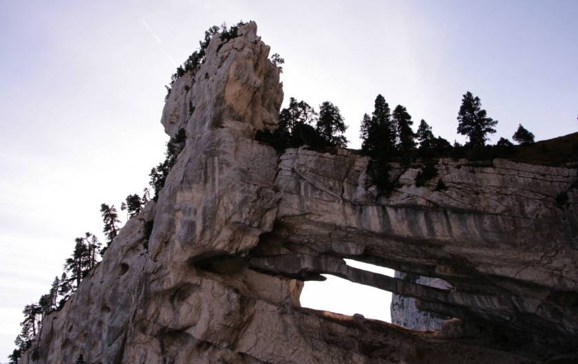 Location de vacances - Gîte à Saint-Vincent-de-Mercuze - La tour percée. Balade à proximité du château