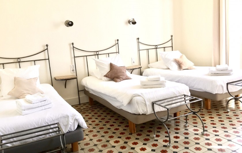 Location de vacances - Mas à Saint-Rémy-de-Provence - Une chambre avec 3 lits de 90/200 ( 1 er étage)