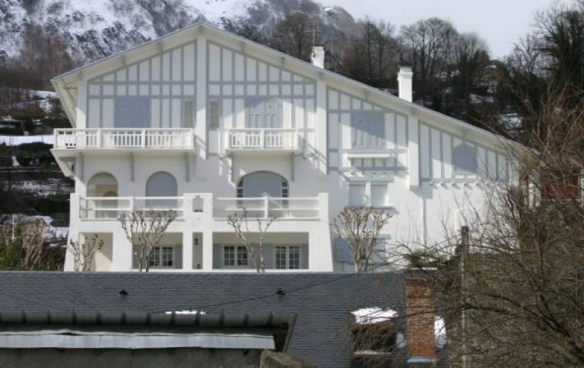Location de vacances - Appartement à Argelès-Gazost - vue de la maison le gîte est en rez de jardin avec la loggia sous le balcon