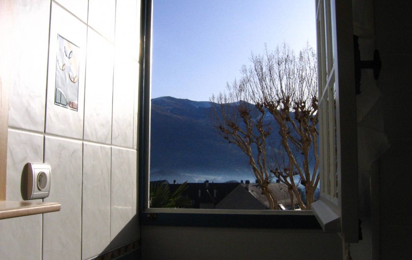 Location de vacances - Appartement à Argelès-Gazost - fenêtre de la salle de bain donnant vue sur la montagne