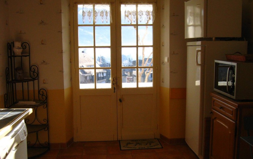 Location de vacances - Appartement à Argelès-Gazost - porte de la cuisine donnant sur la loggia et vue panoramique sur Hautacam
