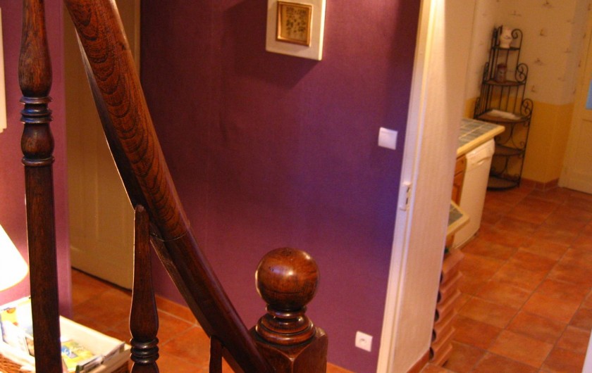 Location de vacances - Appartement à Argelès-Gazost - vue de l'escalier sur la cuisine