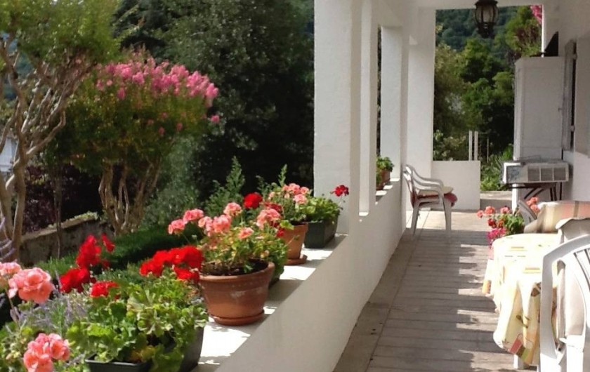 Location de vacances - Appartement à Argelès-Gazost - la loggia devant le gîte