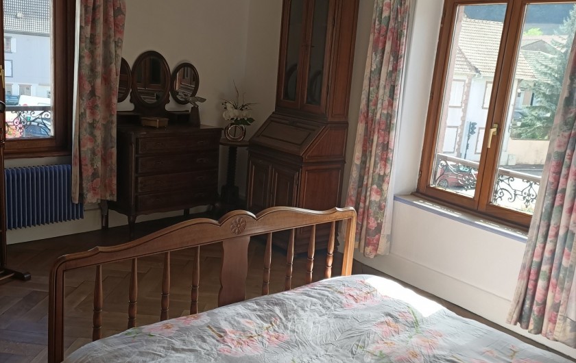 Location de vacances - Chambre d'hôtes à Sainte-Marie-aux-Mines - la CHAMBRE du 1er étage comprend un LIT DOUBLE (couchage assez BAS)