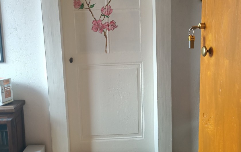 Location de vacances - Chambre d'hôtes à Sainte-Marie-aux-Mines - Votre CHAMBRE comprend un DOUBLE LIT , une ARMOIRE,2 chevets & chaises.