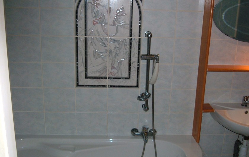 Location de vacances - Chambre d'hôtes à Sainte-Marie-aux-Mines - Votre SDB  comprenant une BAIGNOIRE d'ANGLE & une DOUCHE & un LAVABO,