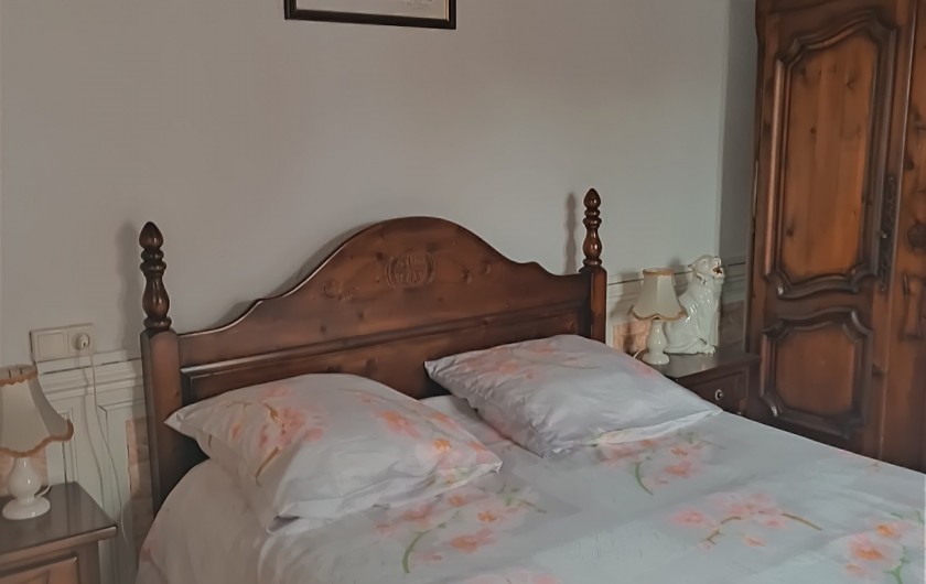 Location de vacances - Chambre d'hôtes à Sainte-Marie-aux-Mines - sa chambre avec LIT DOUBLE & son ARMOIRE à CHAPEAU de GENDARME