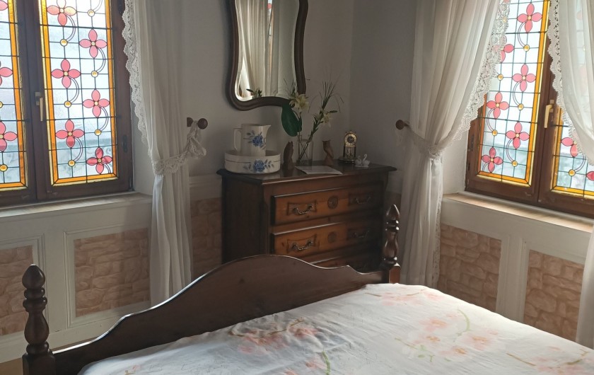 Location de vacances - Chambre d'hôtes à Sainte-Marie-aux-Mines - au RDC la SUITE MEDIEVALE, avec ses VITRAUX  ,et son cadre deco   BELLE  EPOQUE