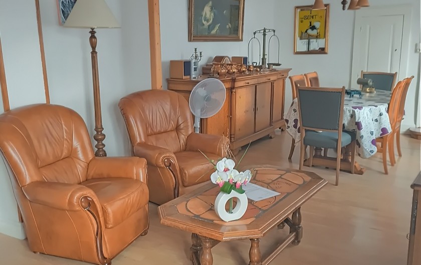Location de vacances - Chambre d'hôtes à Sainte-Marie-aux-Mines - Son SALON PRIVATIF (avec sa TABLE et ses 6 CHAISES &  2 FAUTEUILS en CUIR SOUPLE
