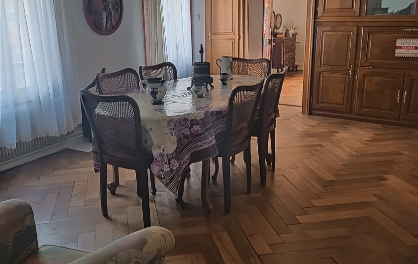 Location de vacances - Chambre d'hôtes à Sainte-Marie-aux-Mines - avec sa table & 6 chaises, 2 petits fauteuils "club"  et sa deco  d'époque