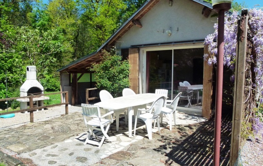 Location de vacances - Chambre d'hôtes à Pont-de-Larn - Terrasse équipé d'une BBQ. Vue sur la piscine et Mazamet