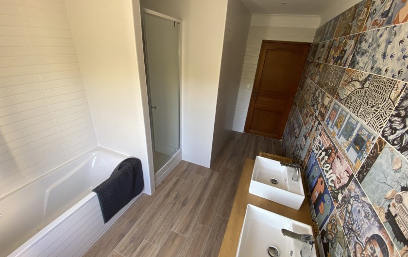 Location de vacances - Villa à Collias - Salle de bain enfant (douche et baignoire)