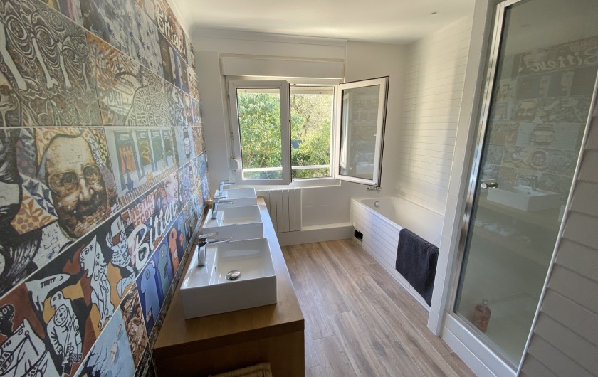 Location de vacances - Villa à Collias - Salle de bain enfant (douche et baignoire)