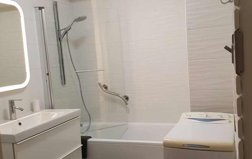 Location de vacances - Appartement à Perros-Guirec - Salle de bain avec baignoire et douche