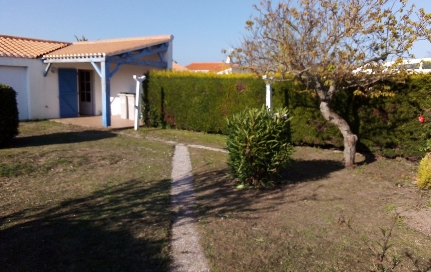 Location de vacances - Maison - Villa à Barbâtre - Jardin et extension (stockage des vélos, barbecue ... )