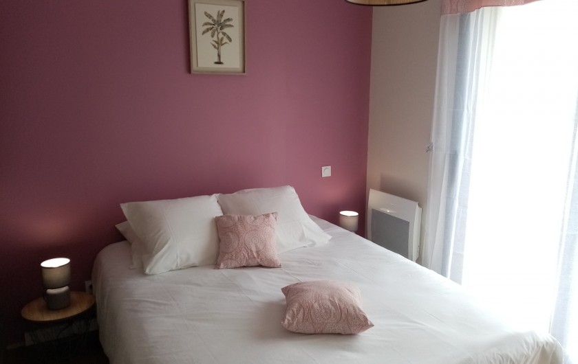 Chambre rose avec lit en 160 ou 2 lits en 80, exposée sud avec accès terrasse