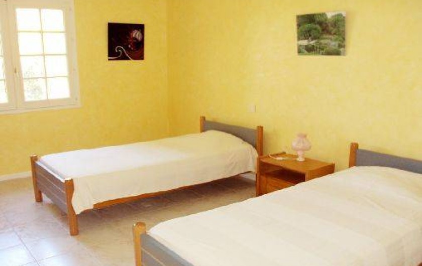 Location de vacances - Appartement à Éguilles - Chambre 2 lits de 200 x 100, bureau, chaise, grand placard de rangement WIFI.