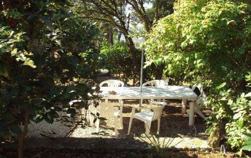 Location de vacances - Appartement à Éguilles - Un coin de paradis fort apprécié; Discret où il fait bon prendre ses repas...