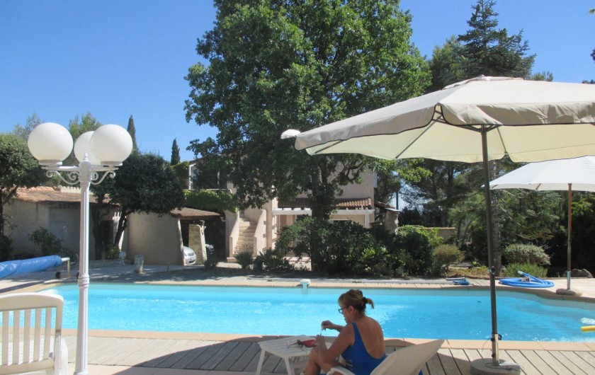 Location de vacances - Appartement à Éguilles - Piscine ensoleillée toute la journée, T° 28 assuré l'été, & abris parasols