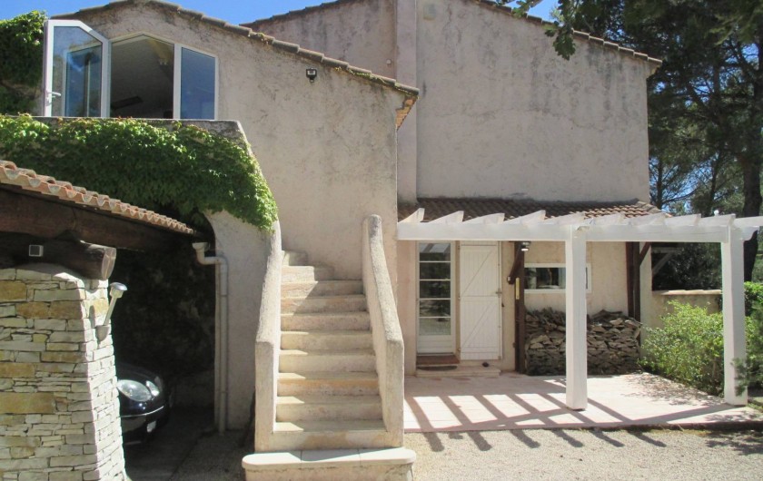 Location de vacances - Appartement à Éguilles - En haut de l'escalier, c'est votre entrée. Elle donne sur piscine & jardin...