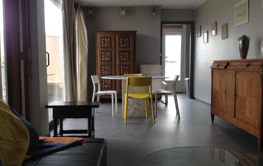 Location de vacances - Appartement à Argelès-sur-Mer - VUE DU SALON SUR LE COIN REPAS AVEC AU FOND LA FENETRE DE LA CUISINE