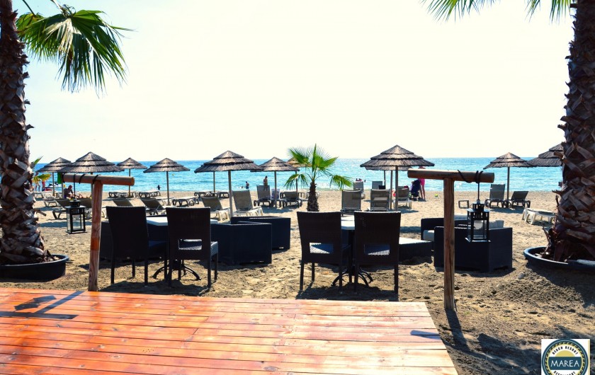 Location de vacances - Appartement à Santa-Lucia-di-Moriani - La plage et son restaurant en bord de mer.