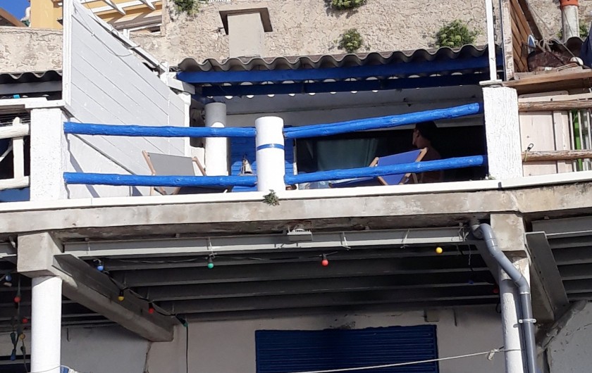 Location de vacances - Studio à Marseille - Le cabanon vu de la plage (cabanon du haut)