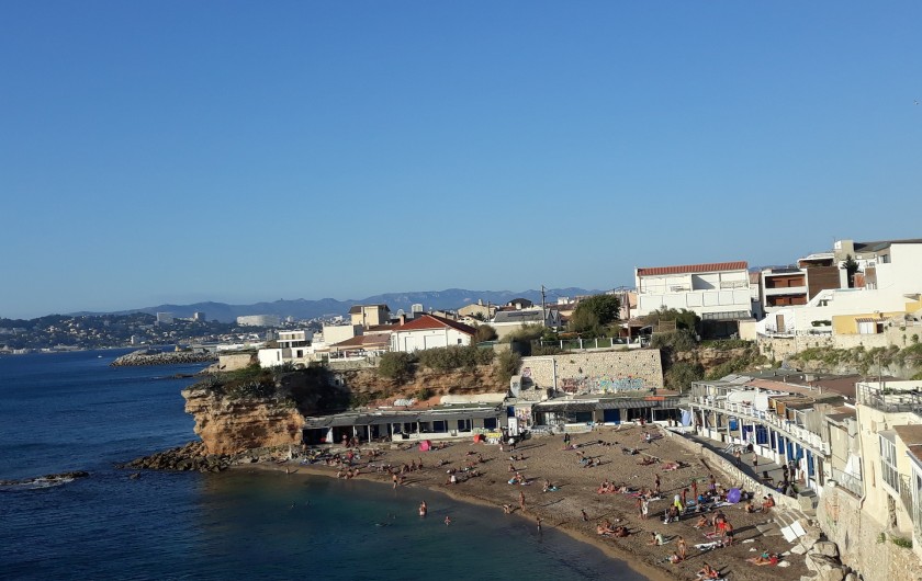 Location de vacances - Studio à Marseille - Vue d'ensemble de la plage et des cabanons