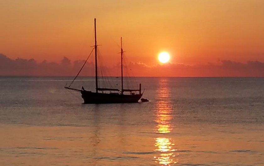 Location de vacances - Studio à Marseille - Coucher de soleil depuis la terrasse