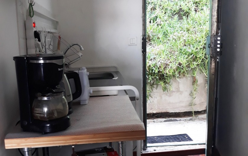 Location de vacances - Studio à Marseille - Coin cuisine et arrière du cabanon