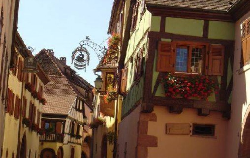 Location de vacances - Gîte à Gueberschwihr - Gueberschwihr, ses façades colorées et fleuries