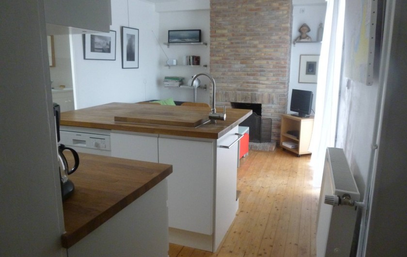 Location de vacances - Maison - Villa à Agon-Coutainville - cuisine et salle de séjour donnant sur la terrasse