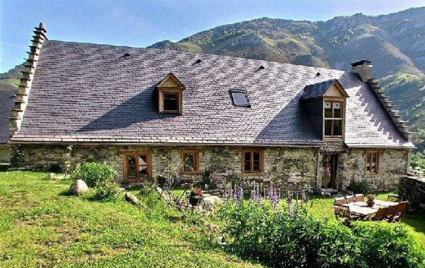Location de vacances - Gîte à Campan - La grange et le jardin coté sud
