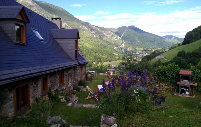 Location de vacances - Gîte à Campan - la vue du jardin sur la vallée