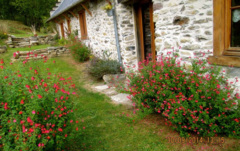 Location de vacances - Gîte à Campan - les extérieurs fleuris