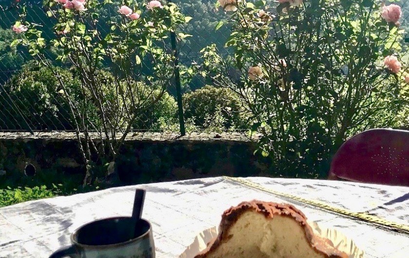 Location de vacances - Gîte à Campan - Déjeuner avec la Tourte "maison"
