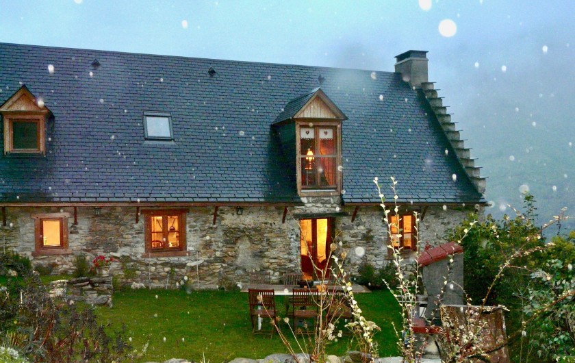 Location de vacances - Gîte à Campan - La neige pointe parfois son nez...