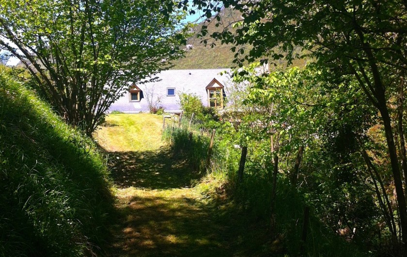 Location de vacances - Gîte à Campan - Arrivée de balades à pied par le sentier