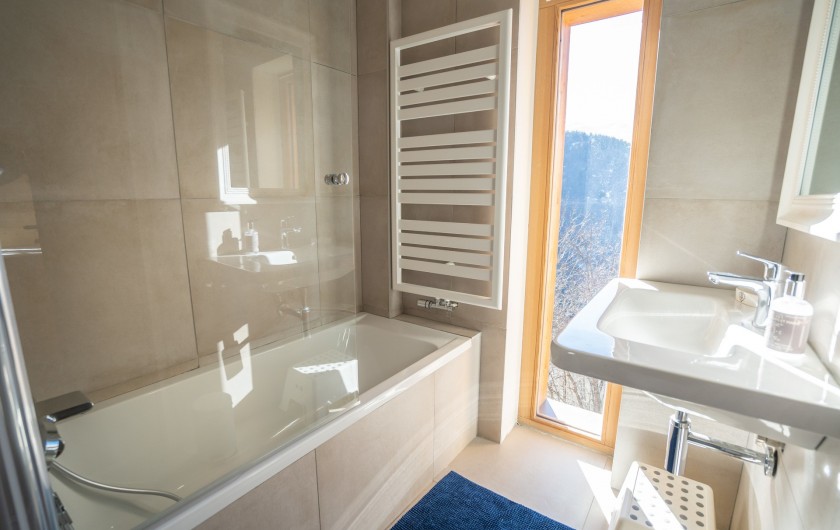 Location de vacances - Chalet à Valmeinier - La salle de bain du dortoir avec sa baignoire