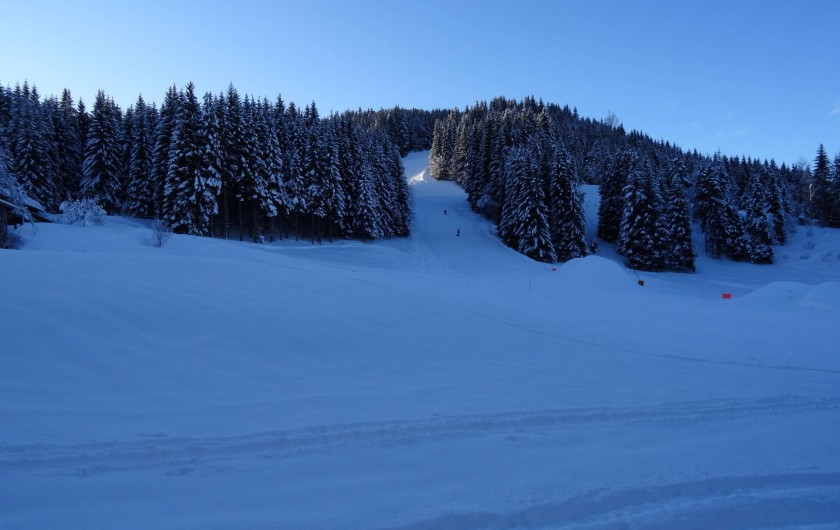 Location de vacances - Chalet à Les Gets - piste B de ski, vue terrasse